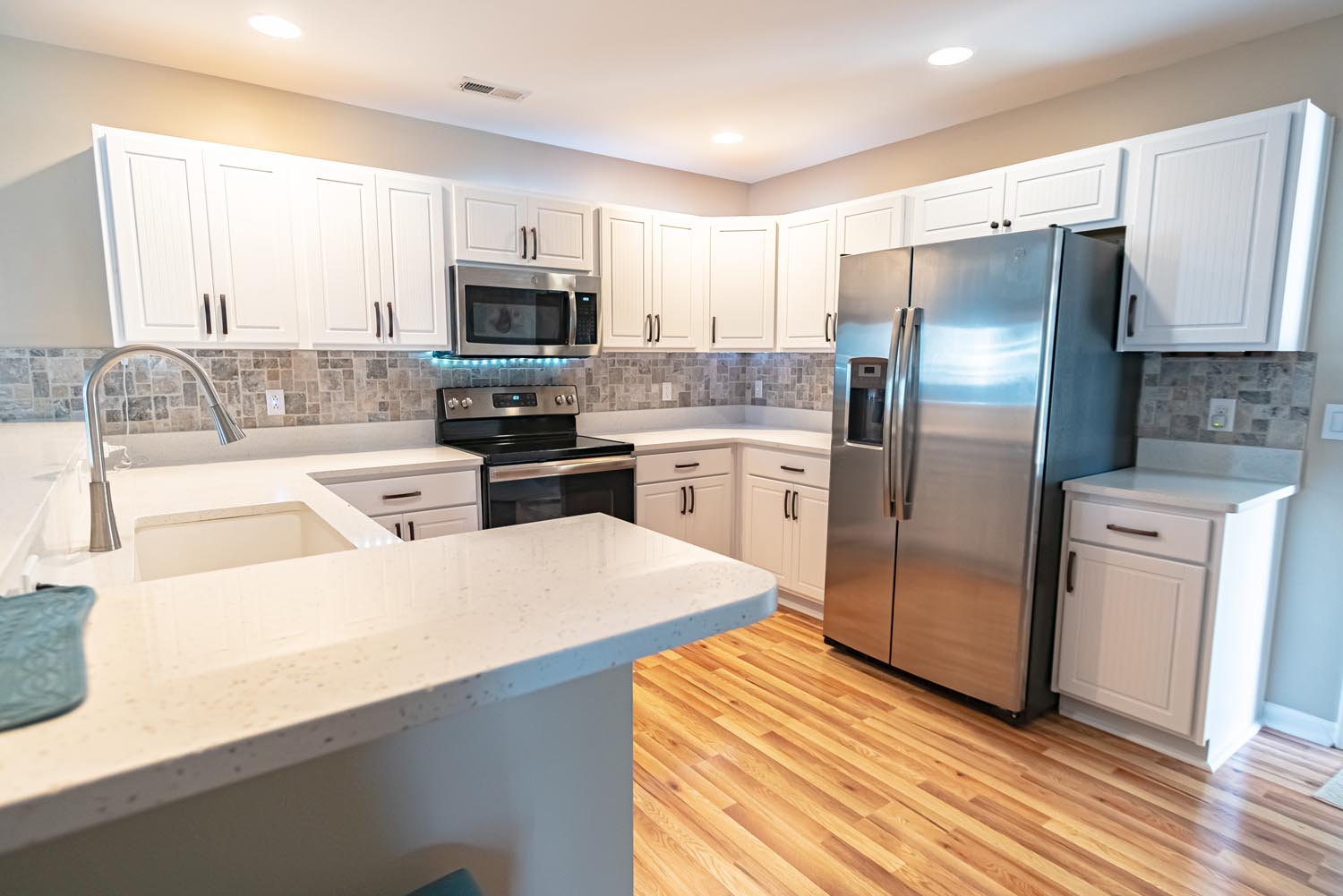 Cottage Style in Cascade White Full Kitchen